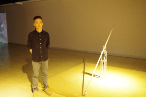藝術家丁建中及其作品合影