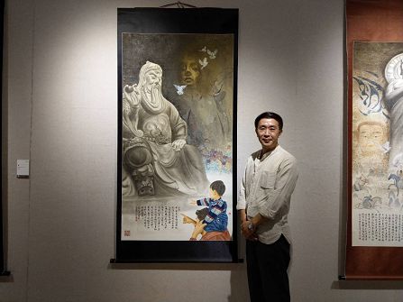 郭天中老師與展覽作品合影