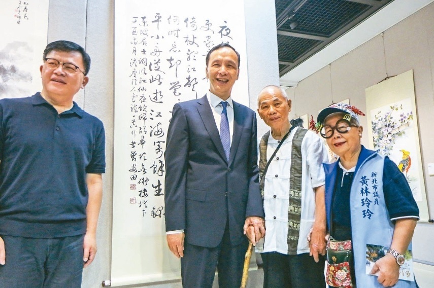 新北市新莊書畫會名家交流展於藝文中心展出，市長朱立倫（左二）參加開幕。 記者王敏旭／攝影